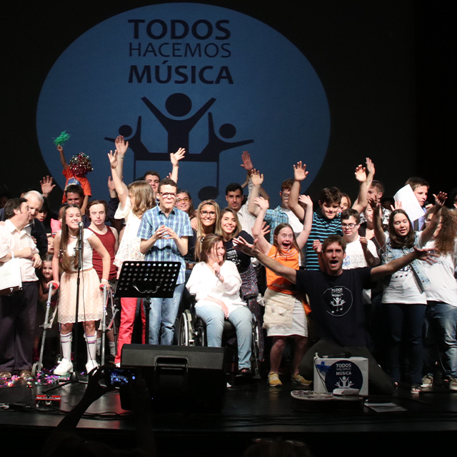 Grupo de personas haciendo música juntas con alegría